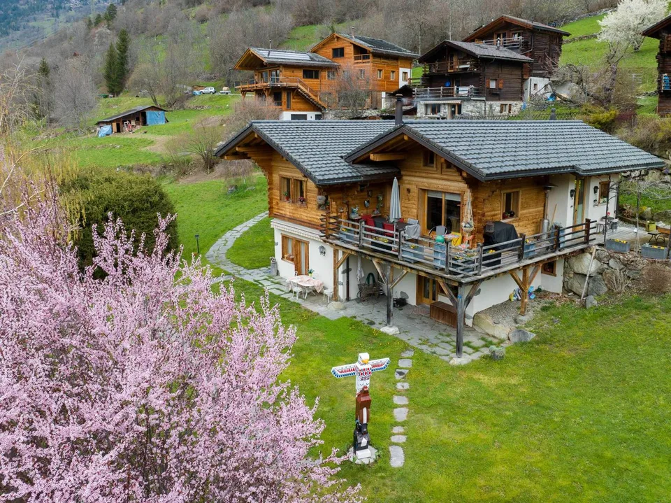 Bien rare : chalet de 2 logements à la Tsombe, en dessus de Montagnier