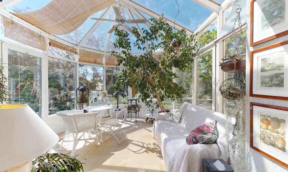 Villa d'architetto con ampio giardino e potenziale unico!