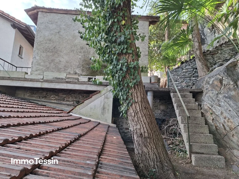 OPPORTUNITÀ: Casa ticinese originale con annesso e area esterna in una posizione tranquilla e ben collegata