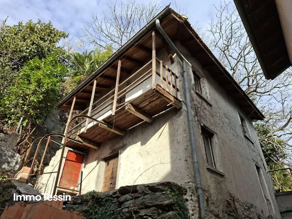 OPPORTUNITÀ: Casa ticinese originale con annesso e area esterna in una posizione tranquilla e ben collegata