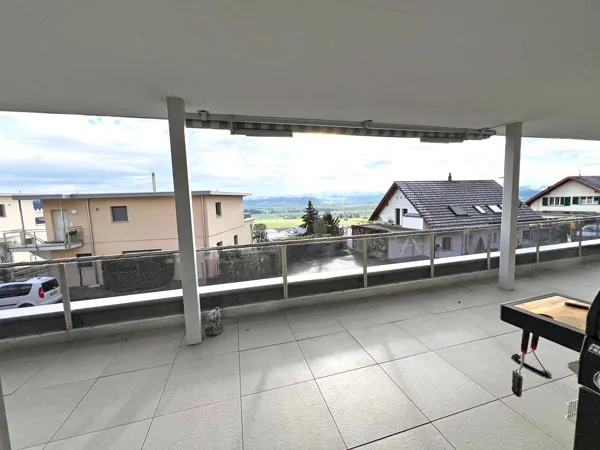 Moderno appartamento con terrazza di 4,5 stanze con vista panoramica a Wauwil