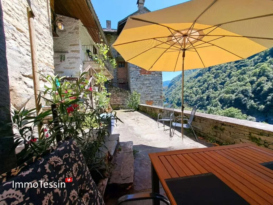Charmantes Tessiner Haus mit Seesicht zum Verzasca Stausee & wunderschöner Weitsicht