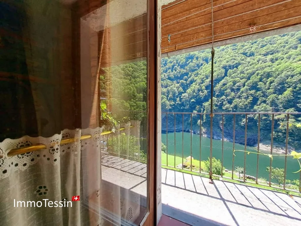 Charmantes Tessiner Haus mit Seesicht zum Verzasca Stausee & wunderschöner Weitsicht