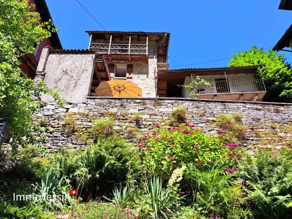 Charmantes Tessiner Haus mit Seesicht zum Verzasca Stausee & wunderschöner Weitsicht