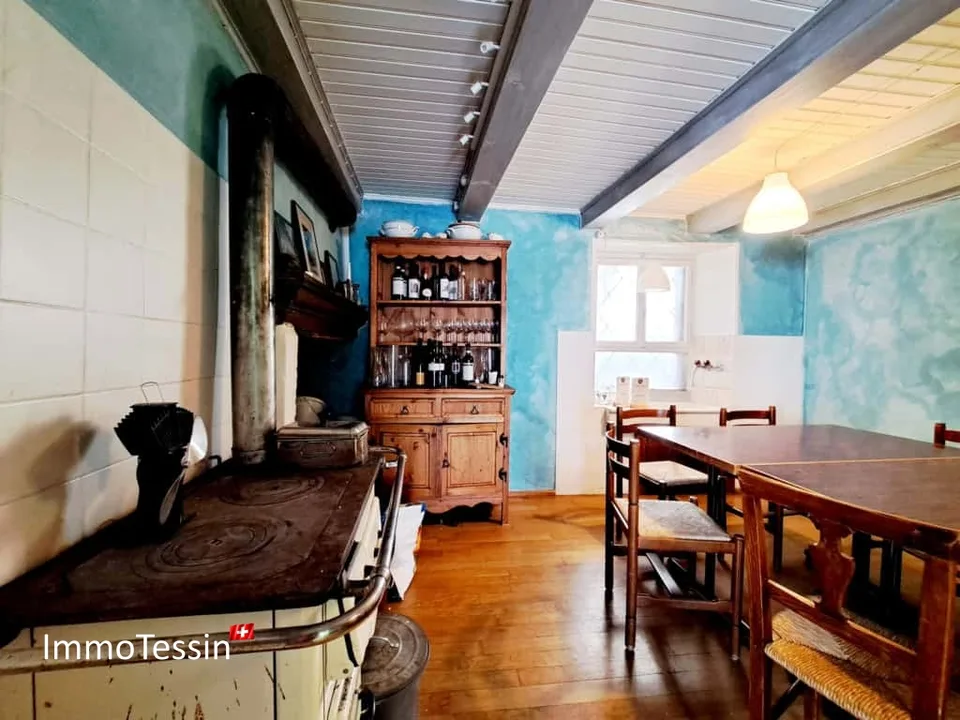 Cafe de la Poste: Historisches Cafe mit 8 Zimmern in Loco zu verkaufen