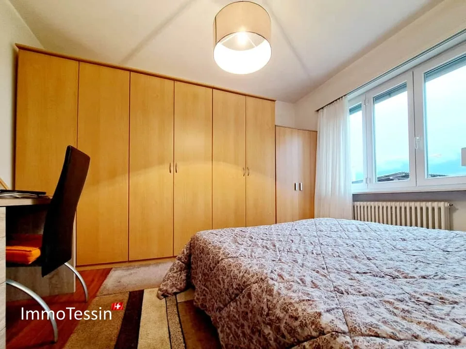 FOR DOG LOVERS & INVESTORS: Fully rented house with 2 apartments and well-known dog school at a top price