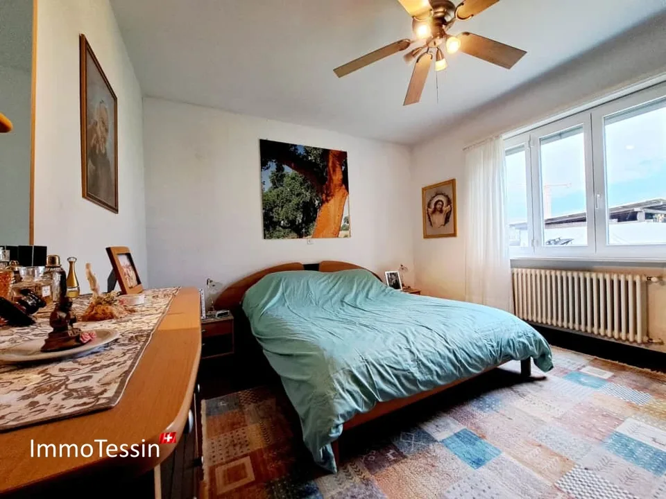 FOR DOG LOVERS & INVESTORS: Fully rented house with 2 apartments and well-known dog school at a top price