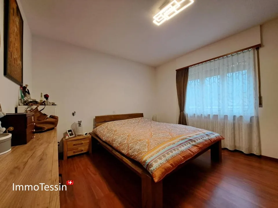 FOR DOG LOVERS & INVESTORS: Fully rented house with 2 apartments and well-known dog school at a top price