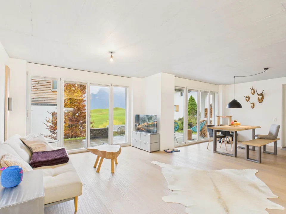 Moderne 2.5 Zimmer Wohnung mit grosszügigem Gartensitzplatz in Vattiz - der perfekte Zweitwohnsitz im Val Lumnezia