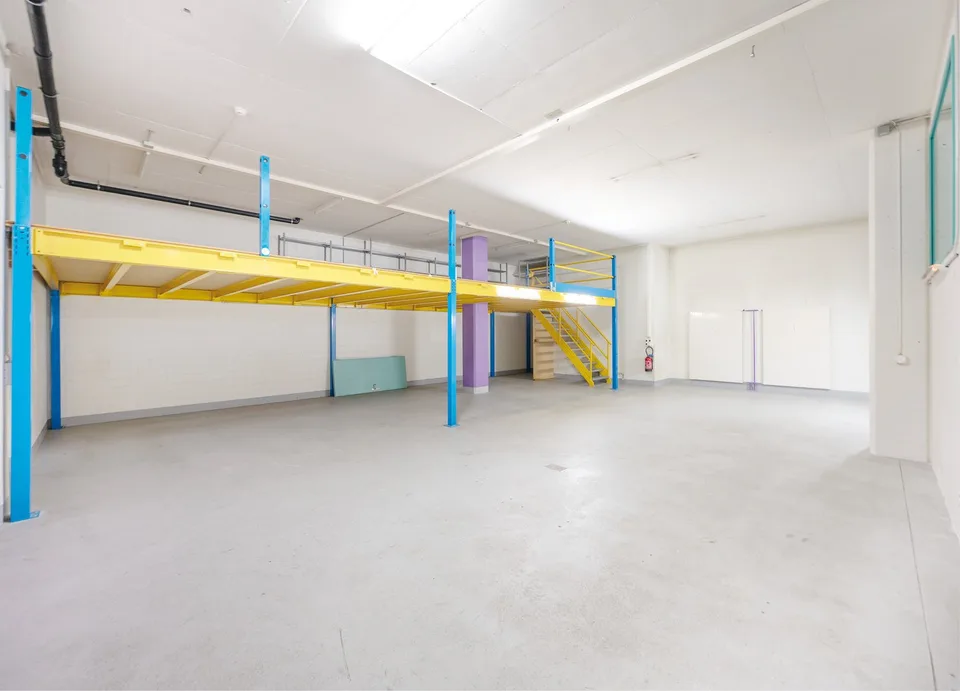 Your new office including storage space - at an attractive price in building law