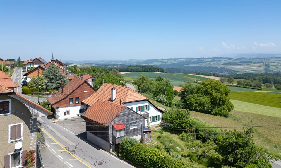 Casa di carattere con 3 appartamenti, giardino e vista ? grande potenziale