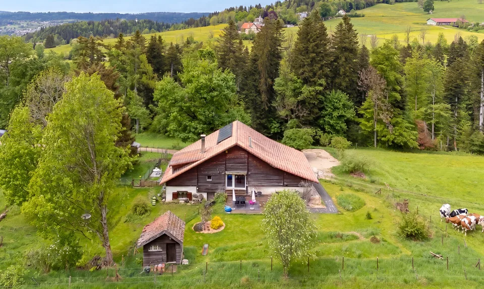 Renovierte Farm 1640: 2 Wohnungen + immense Scheune mit großem Potenzial