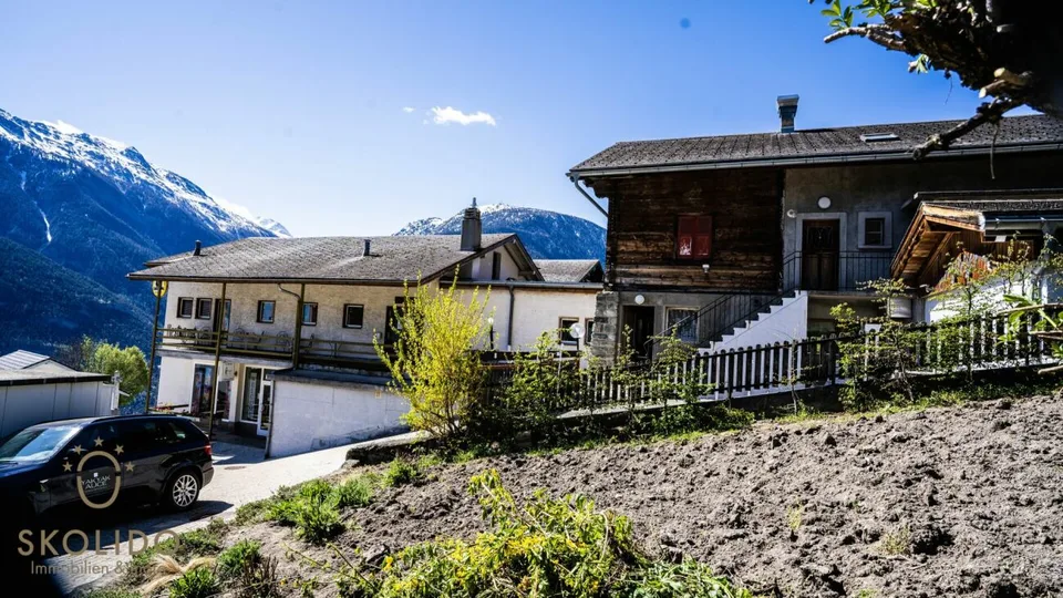Magasin, grand restaurant avec terrasse, appartement sur 2 étages, garages et terrain à bâtir au cœur de Mund