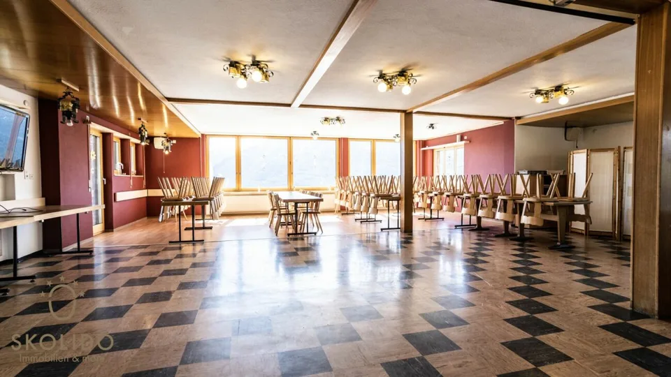 Einkaufsladen, grosses Restaurant mit Terrasse, Wohnung auf 2 Etagen, Garagen und Bauland im Herzen von Mund – Foto 6 von 13