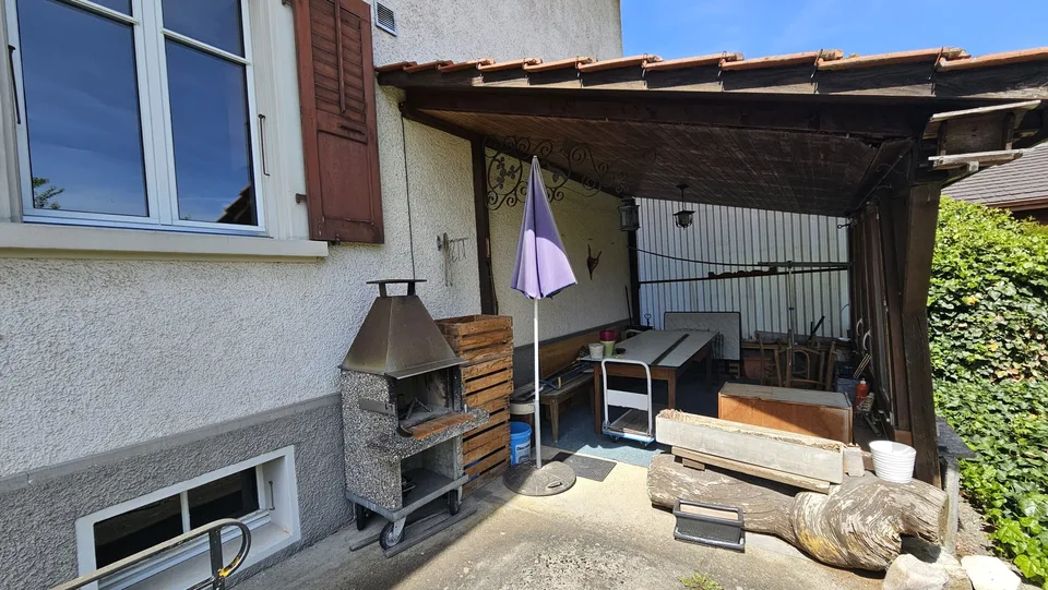 In vendita a Glovelier casa con 3 appartamenti e grande terreno