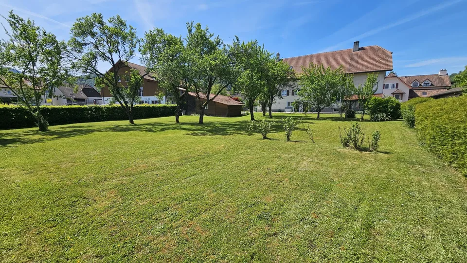 In vendita a Glovelier casa con 3 appartamenti e grande terreno