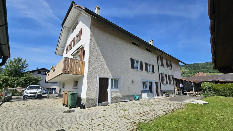 In vendita a Glovelier casa con 3 appartamenti e grande terreno – foto 7 di 13