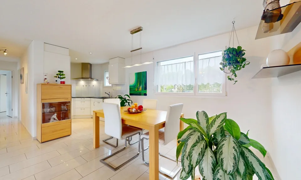 Votre nouveau chez-vous avec un grand balcon et une vue dégagée