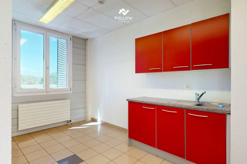 Moderne Gewerbehalle mit Büro und vielseitigem Nutzungspotenzial in Marly – Foto 8 von 13