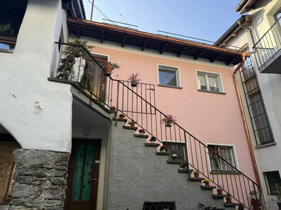 Losone - Casa nel centro del paese (Nucleo) con due appartamenti di 2 locali
