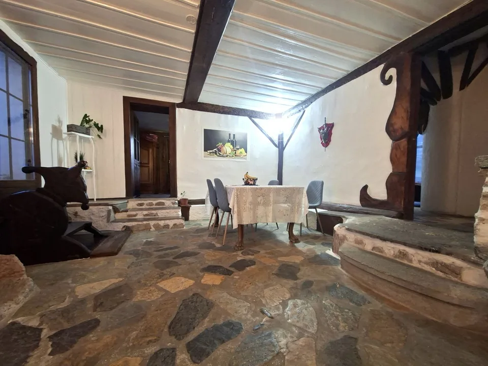 Grande casa unifamiliare con un appartamento indipendente di 3,5 stanze sopra / Rendimento
