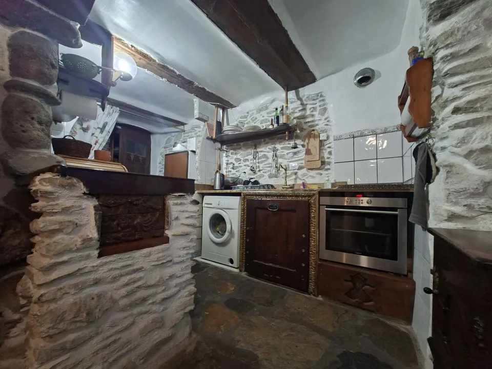 Grande casa unifamiliare con un appartamento indipendente di 3,5 stanze sopra / Rendimento