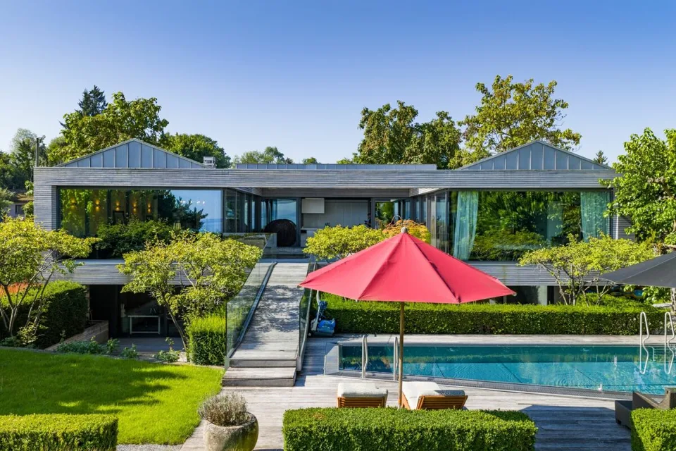 10 Minuten ab Bottighofen: Moderne Villa mit Seeanstoss, Pool und Wellness