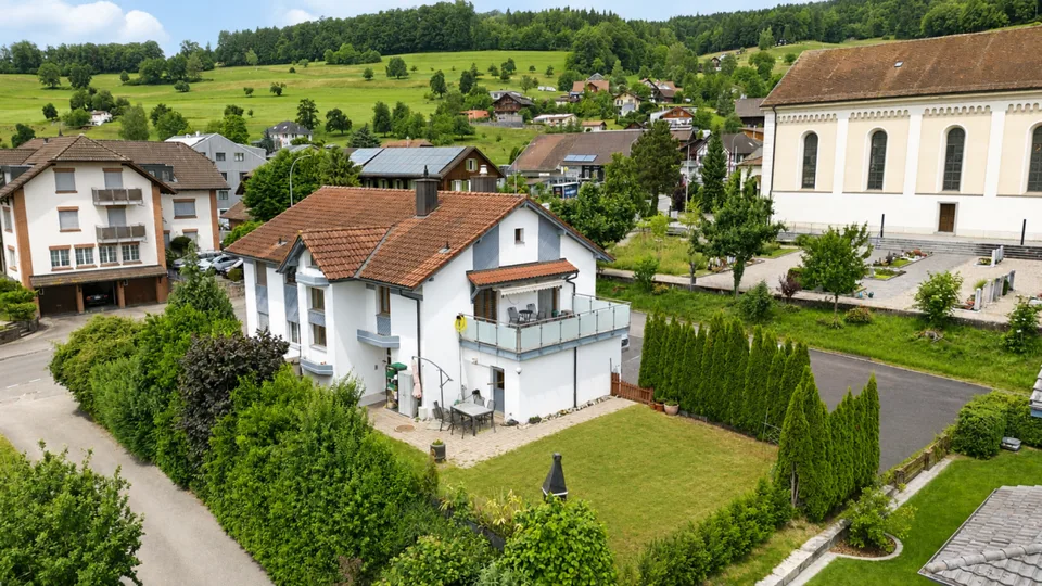 Exklusives 8-Zimmer-Einfamilienhaus mit Einliegerwohnung, grossem Garten und Werkstattgarage in ländlicher Lage