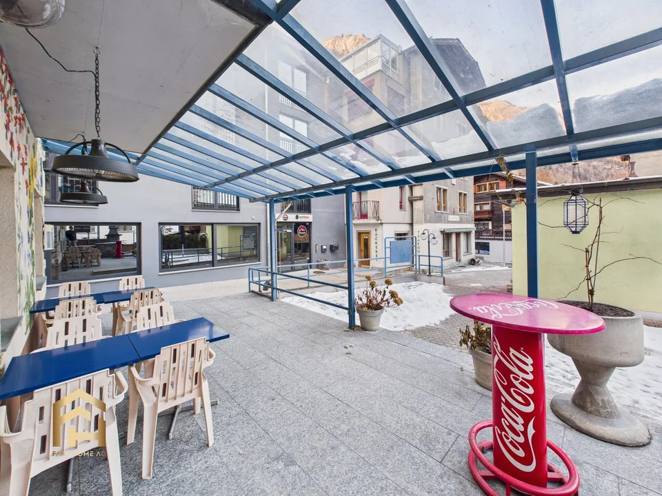 Restaurant avec diverses salles et un grand potentiel de réutilisation au centre