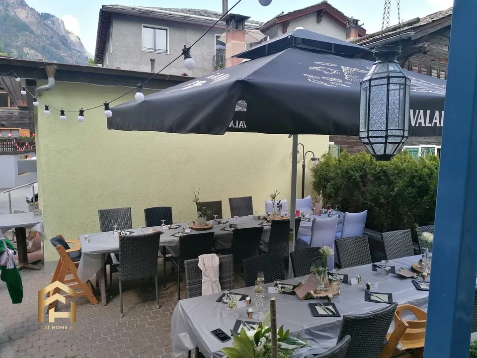Restaurant avec diverses salles et un grand potentiel de réutilisation au centre