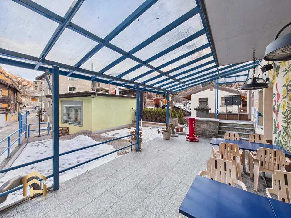Restaurant avec diverses salles et un grand potentiel de réutilisation au centre