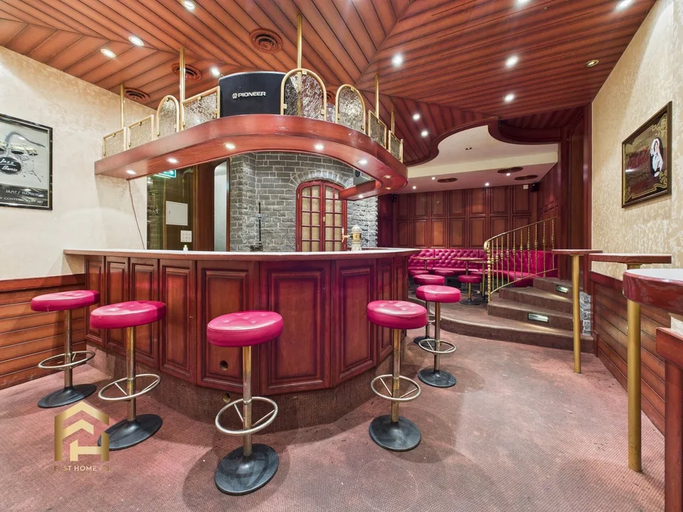 Restaurant avec diverses salles et un grand potentiel de réutilisation au centre