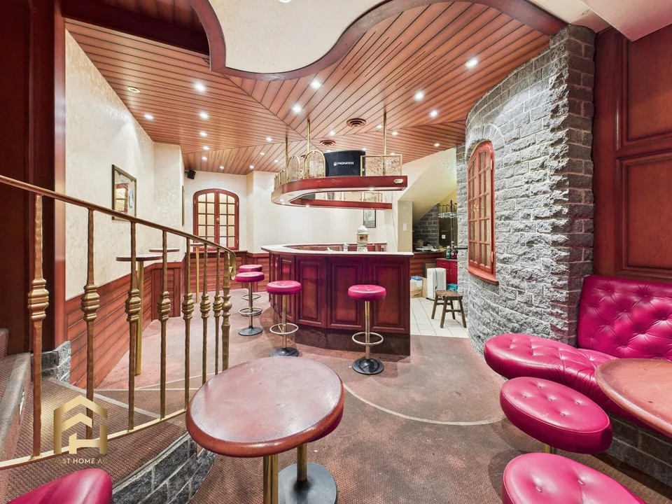 Restaurant avec diverses salles et un grand potentiel de réutilisation au centre