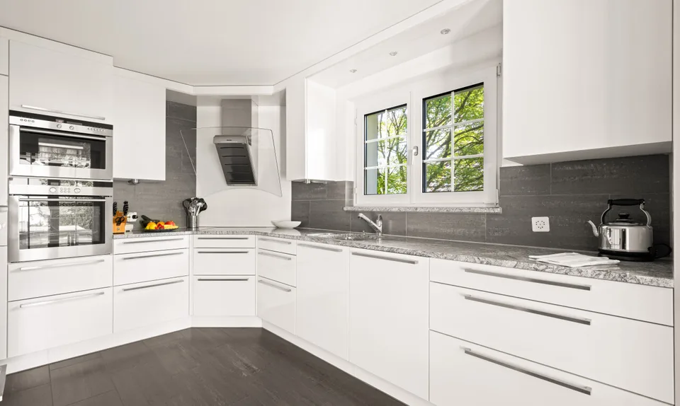 Exklusives Landhaus-Anwesen mit zwei Häusern & Parkgarten – Foto 9 von 11