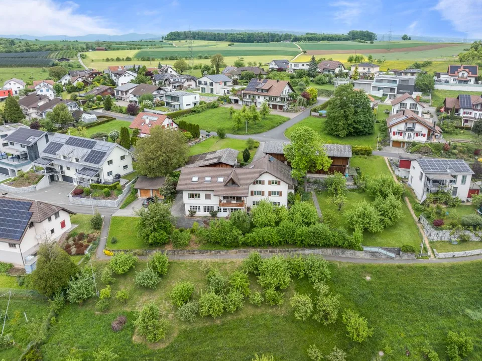 Spaziosa casa familiare con due appartamenti annessi, varie possibilità di hobby, parcheggio e deposito, incluso un terreno edificabile