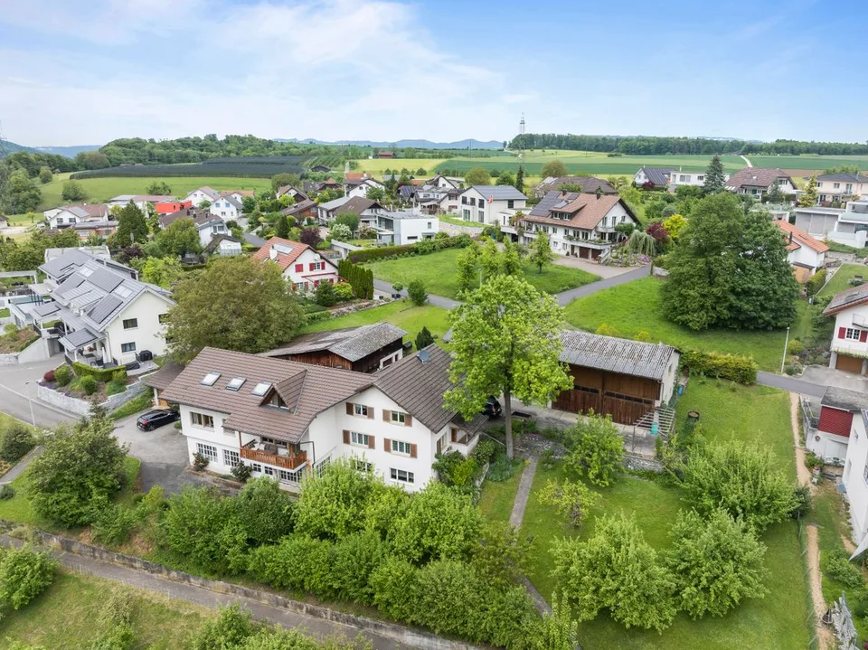 Geräumiges Familienhaus mit zwei zugebauten Wohnungen, diversen Hobby-, Einstell- und Lagermöglichkeiten inkl. Baulandparzelle