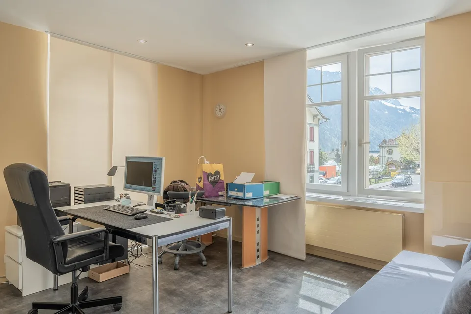 Attraktive Praxis-, Gewerbe-, Büro- oder Wohneinheit im Herzen von Unterseen – Foto 13 von 13