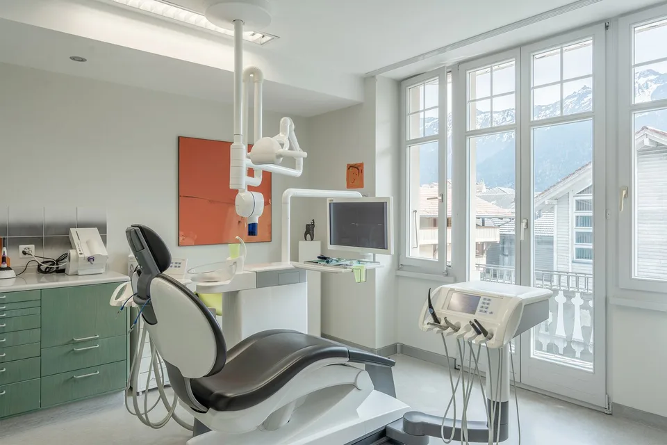 Attraktive Praxis-, Gewerbe-, Büro- oder Wohneinheit im Herzen von Unterseen – Foto 12 von 13