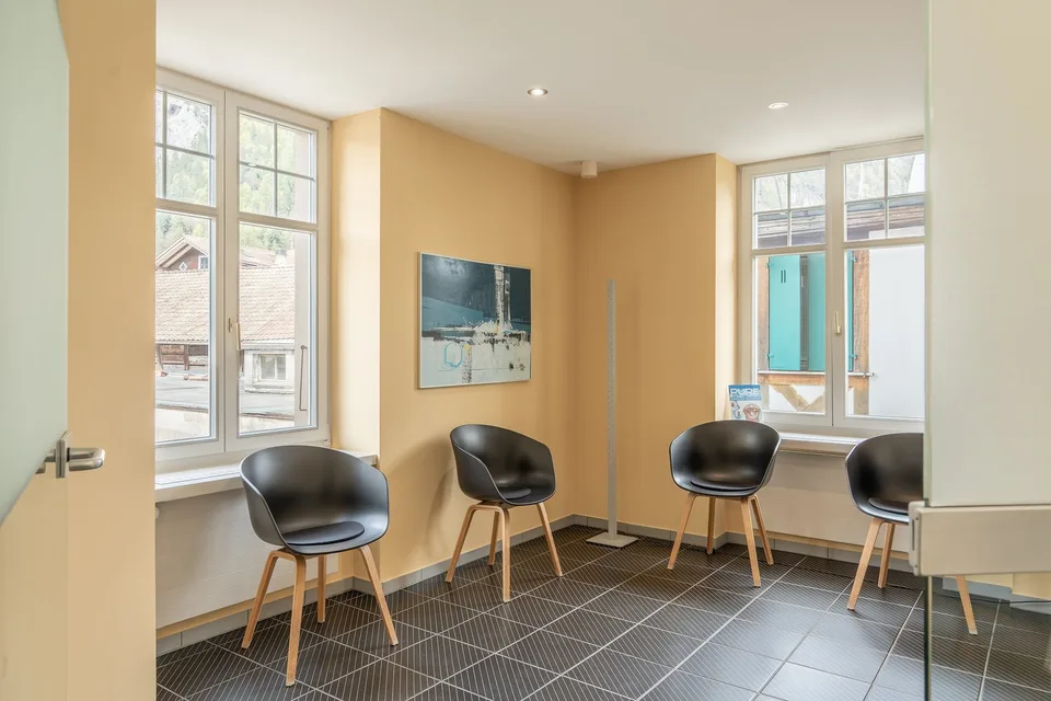 Attraktive Praxis-, Gewerbe-, Büro- oder Wohneinheit im Herzen von Unterseen – Foto 8 von 13