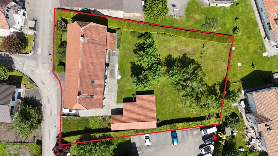 Zu verkaufen in Glovelier Gebäude mit 3 Wohnungen und großem Grundstück