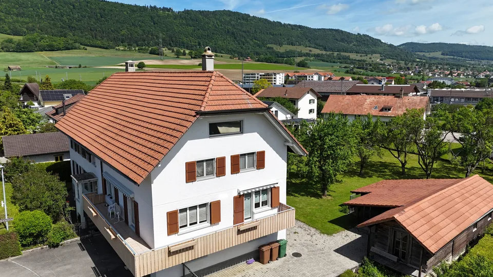 Zu verkaufen in Glovelier Gebäude mit 3 Wohnungen und großem Grundstück