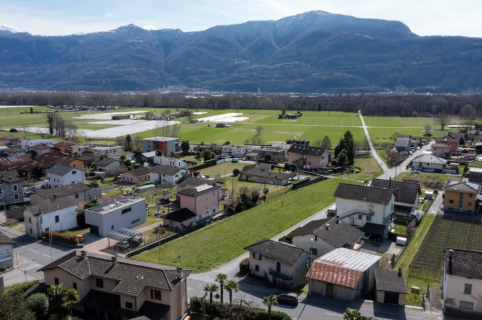 CUGNASCO-GERRA - Nous vendons un terrain de 1'912 m² avec projet de 6 villas