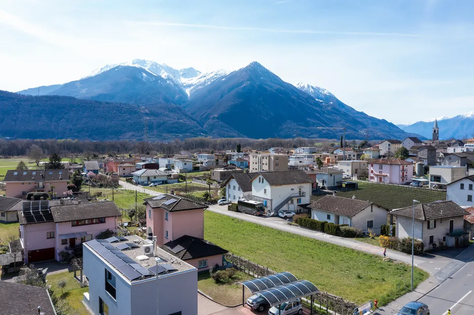 CUGNASCO-GERRA - Nous vendons un terrain de 1'912 m² avec projet de 6 villas