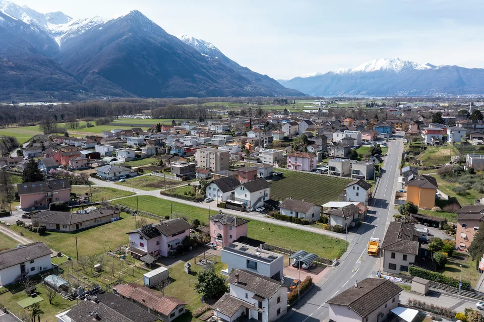 CUGNASCO-GERRA - Nous vendons un terrain de 1'912 m² avec projet de 6 villas