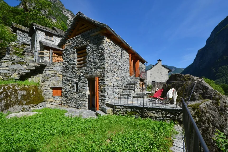 Charmantes Steinhaus mitten im Grünen