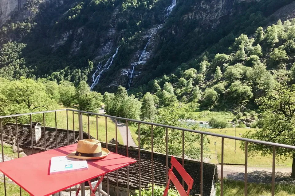 Charmante maison en pierre au milieu de la verdure
