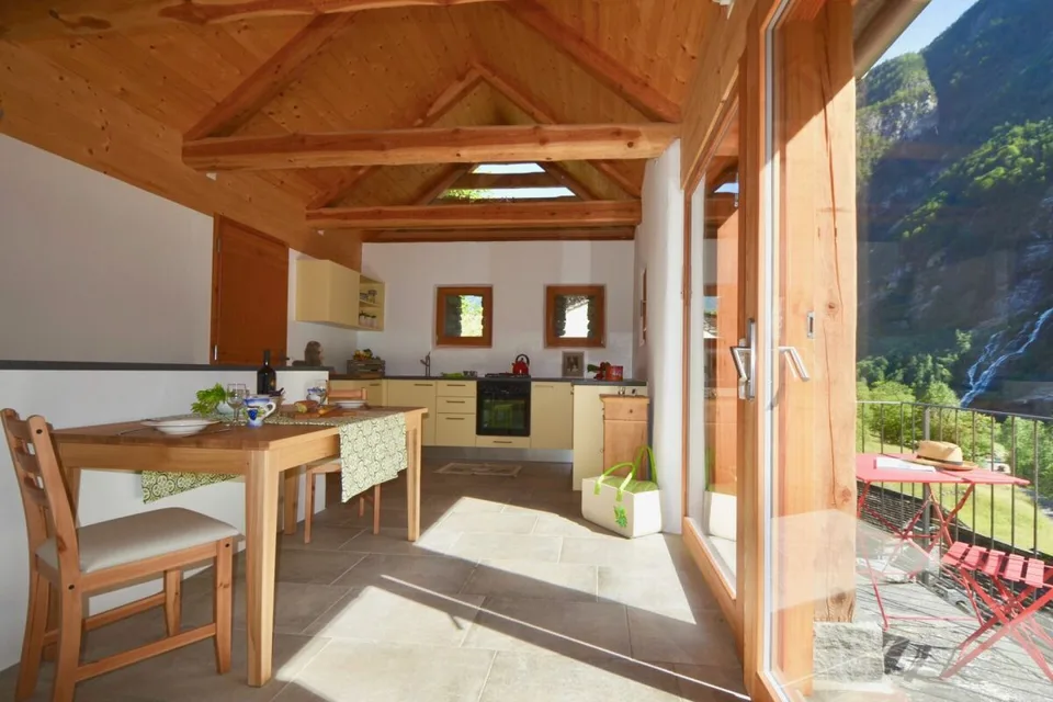 Charmante maison en pierre au milieu de la verdure