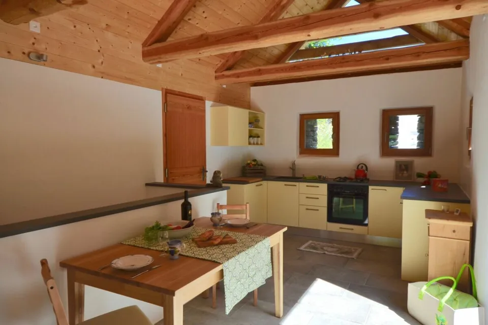 Charmante maison en pierre au milieu de la verdure