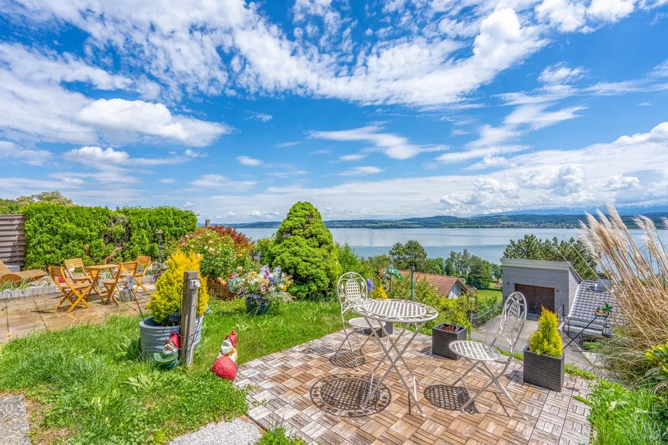 Magnifico terreno con vista sul Lago di Morat e possibilità di costruire un appartamento o una casa