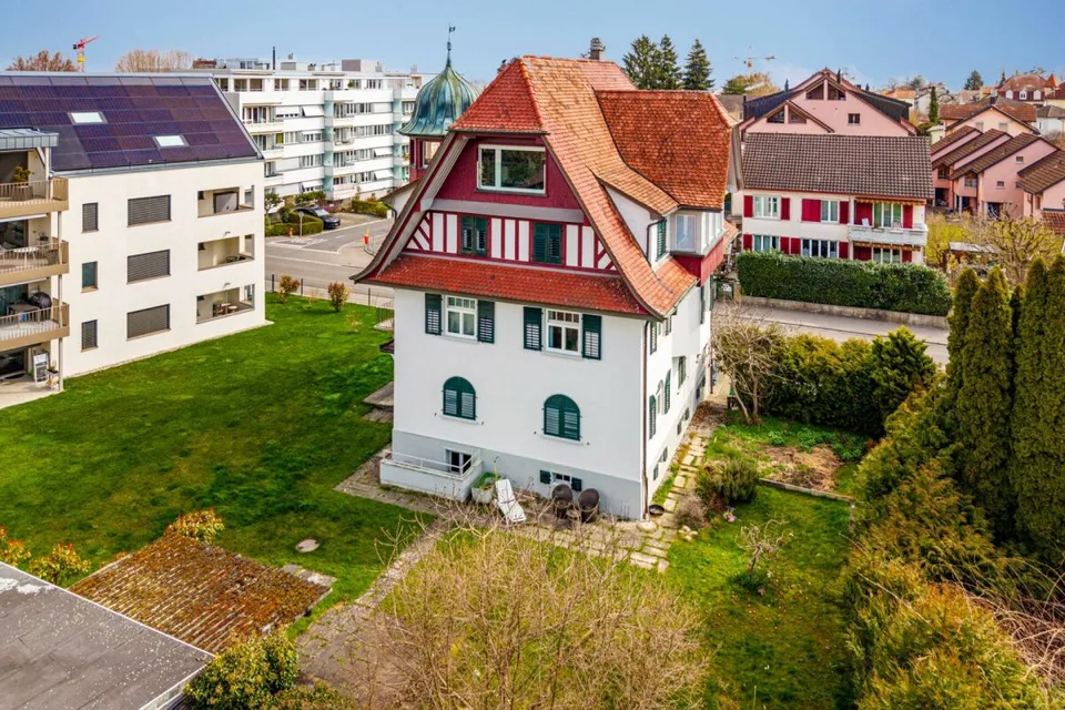 Edificio residenziale storico (COMPLETAMENTE AFFITTATO) con 4 appartamenti (in proprietà condominiale) e 5 posti auto sotterranei esterni